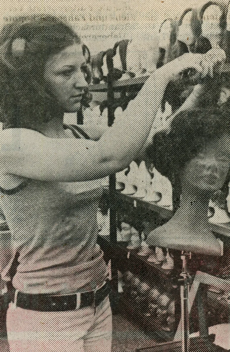 Eine Frau rückt eine Perücke zurecht.